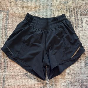 Lululemon low rise 4 in black hotty hots